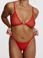 Rotes Gigi Mesh Bralette von saint sass mit silberfarbenem Metal Logo Detail vorne in der Mitte. In weicher, anschmiegsamer Qualität und moderner, figurbetonter Passform.