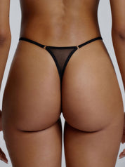 Rückansicht des Saint Sass Gigi Mesh Tanga in Schwarz, figurbetonte Passform mit Mesh-Einsatz, vor grauem Hintergrund.