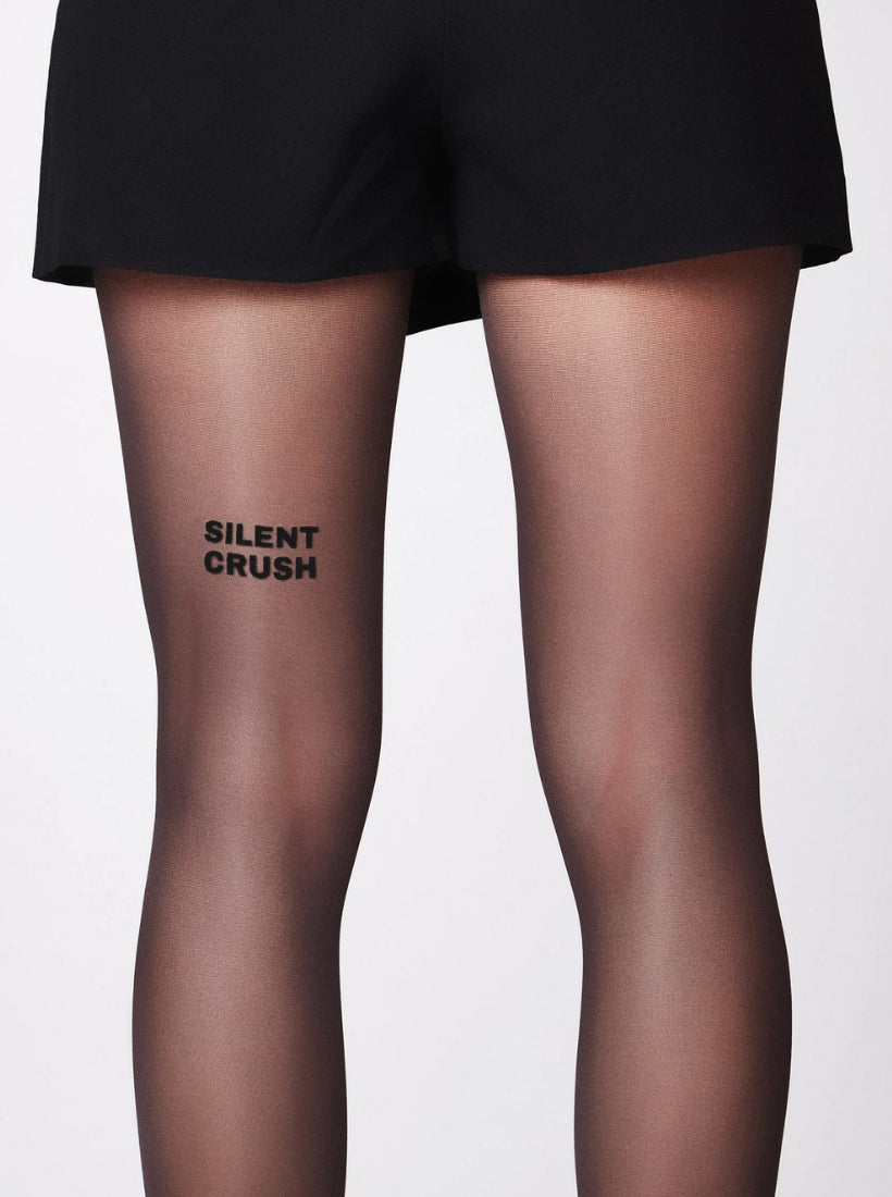 Schwarze 40 den Statement Strumfphose mit dem Statement Silent Crush auf dem linken hinteren Oberschenkel von saint sass.