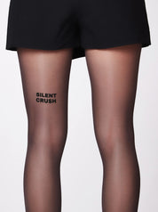Schwarze 40 den Statement Strumfphose mit dem Statement Silent Crush auf dem linken hinteren Oberschenkel von saint sass.