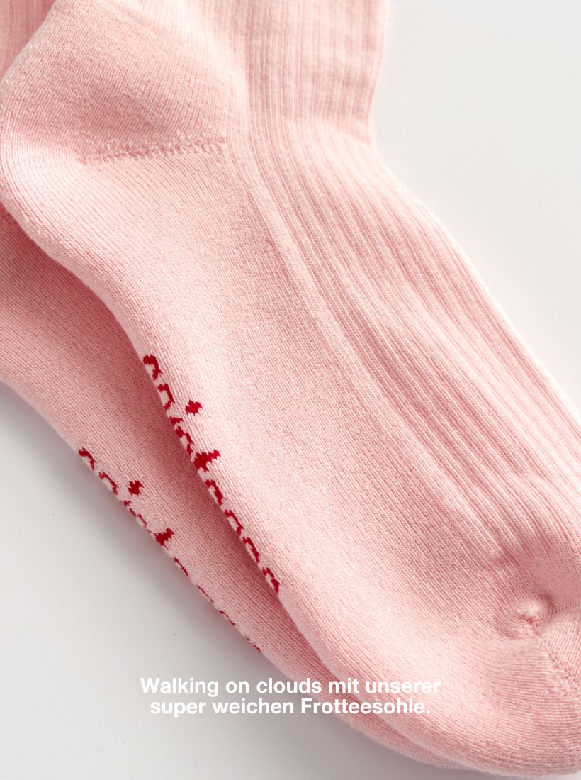 Super weiche Frotteesohle mit den Statement Socken von saint sass.