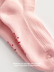 Super weiche Frotteesohle mit den Statement Socken von saint sass.