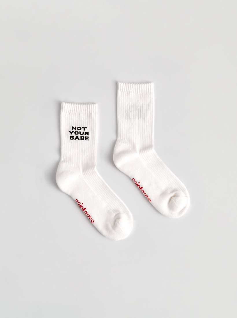 Statement Socken Not your Babe in weiß. Super weich und angenehm zu tragen durch hohe Dehnbarkeit und weicher Bio Baumwolle.