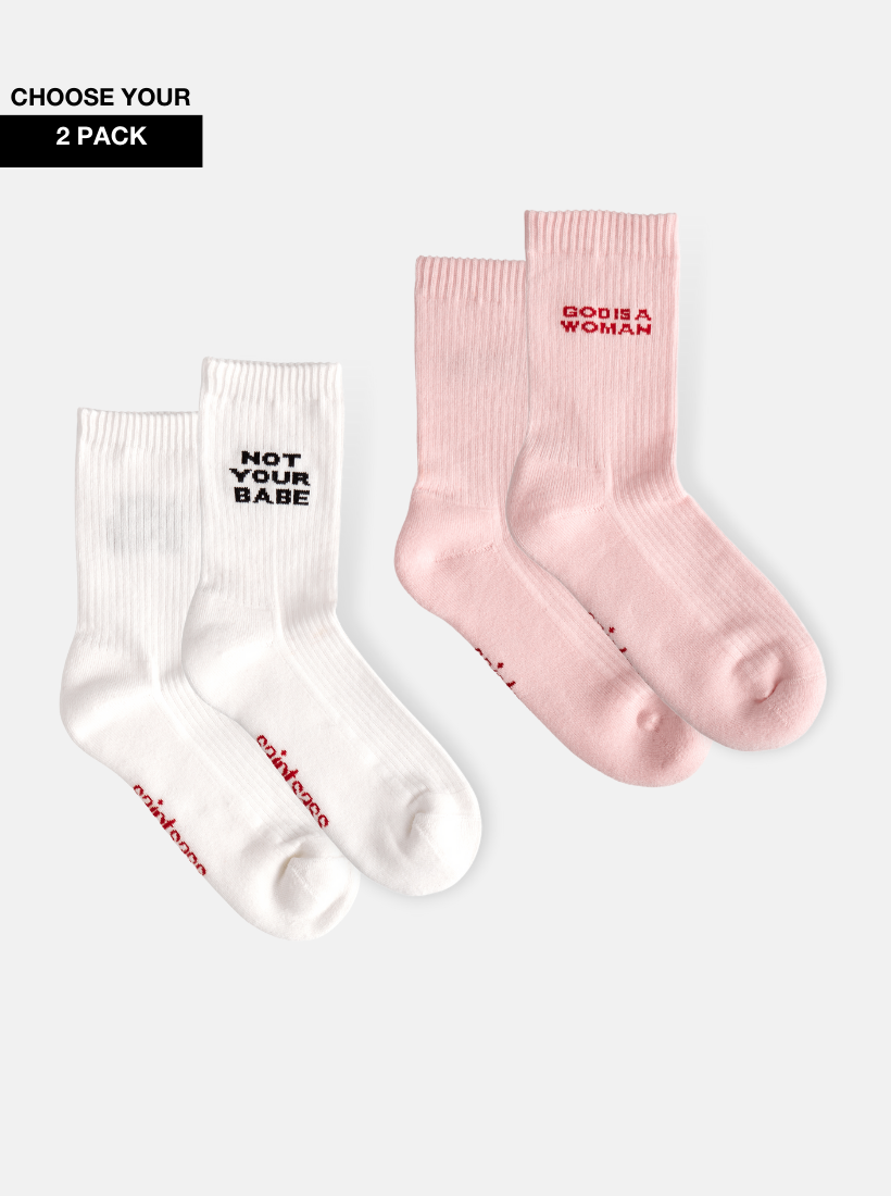 Statement Socken mit den Sprüchen Not your Babe und God is a woman aus Bio Baumwolle in weiß und rosa von saint sass. 