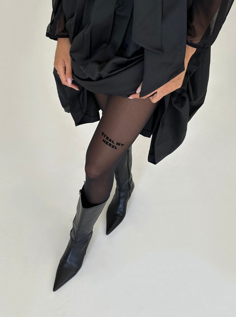 Strumpfhose mit dem Statement Steal my Herzl auf dem vorderen Oberschenkel von saint sass.