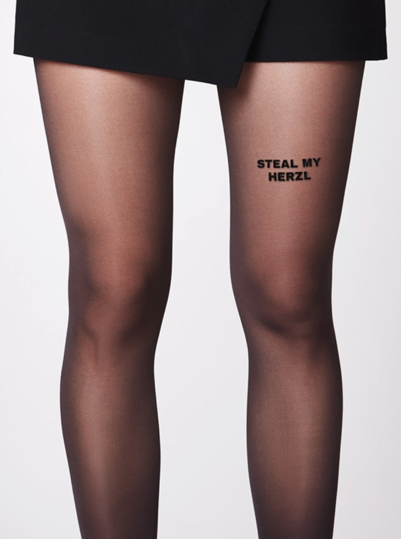 Strumpfhose mit dem Statement Steal my Herzl auf dem vorderen linken Oberschenkel von saint sass.