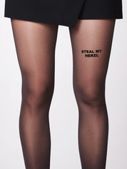 Strumpfhose mit dem Statement Steal my Herzl auf dem vorderen linken Oberschenkel von saint sass.