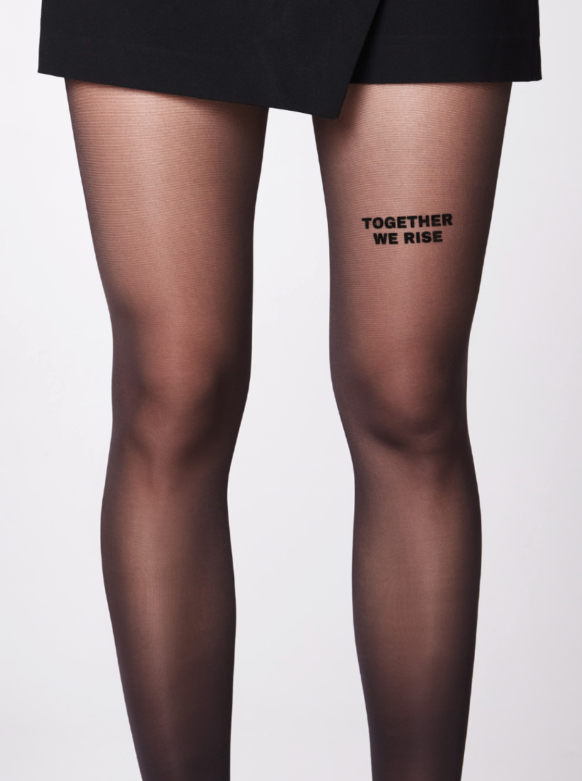 Together e Rise Statement Strumpfhose von saint sass, auf dem vorderen linken Oberschenkel.