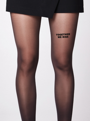 Together e Rise Statement Strumpfhose von saint sass, auf dem vorderen linken Oberschenkel.