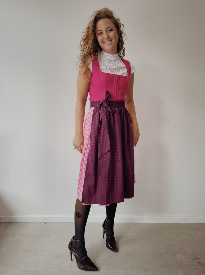 Larissa von saint sass trägt die Brezel Strumpfhose von saint sass. Perfekt zum Dirndl. Denn packts die Strumpfhosen und Dirndl aus. Wiesn Zeit ist. 