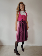Larissa von saint sass trägt die Brezel Strumpfhose von saint sass. Perfekt zum Dirndl. Denn packts die Strumpfhosen und Dirndl aus. Wiesn Zeit ist. 