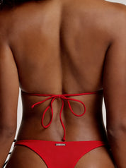 Rückansicht von rotem Chloe Bikini Top mit schmalen Bändchen zum Binden im Nacken und Rücken