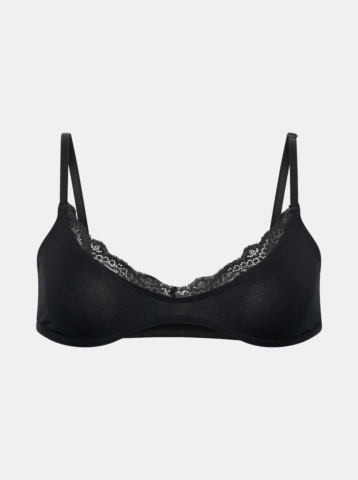 Vorderansicht Freisteller eines schwarzen Bralettes aus Baumwolle mit Spitze entlang des Ausschnittes. Figurbetont und natürlich.