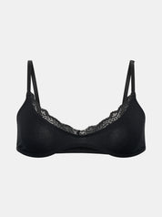 Vorderansicht Freisteller eines schwarzen Bralettes aus Baumwolle mit Spitze entlang des Ausschnittes. Figurbetont und natürlich.
