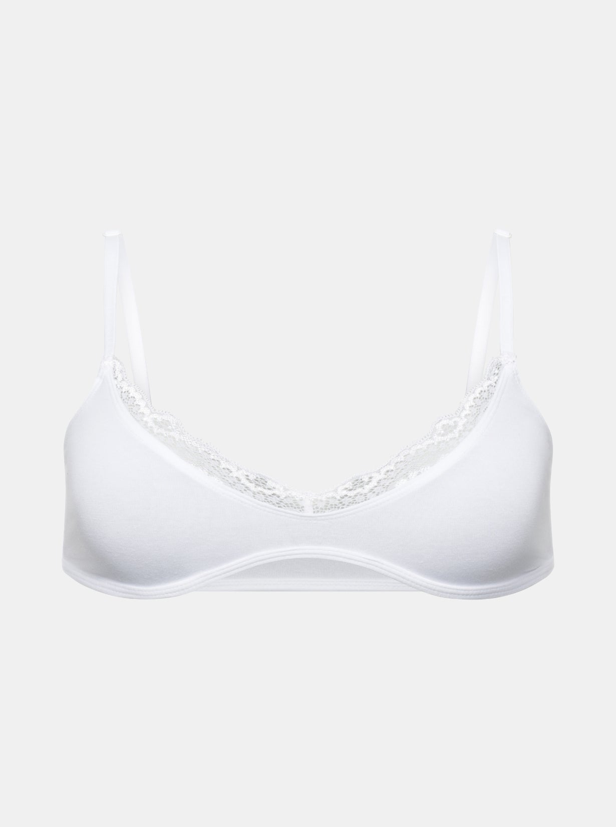 Vorderansicht Freisteller eines weißen Bralettes aus Baumwolle mit Spitze entlang des Ausschnittes. Figurbetont und natürlich.