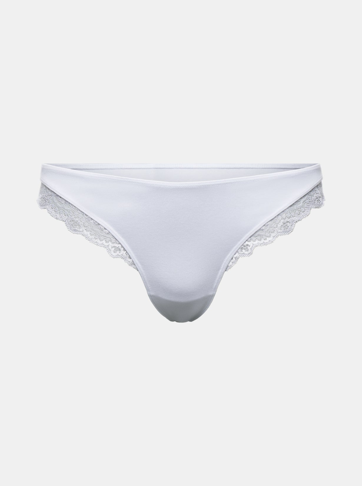 Vorderansicht Freisteller von weißem Everyday Cotton Spitzen Brazilian von saint sass. In weicher, anschmiegsamer Qualität und moderner, figurbetonter Passform. Mit Spitze am Beinausschnitt.