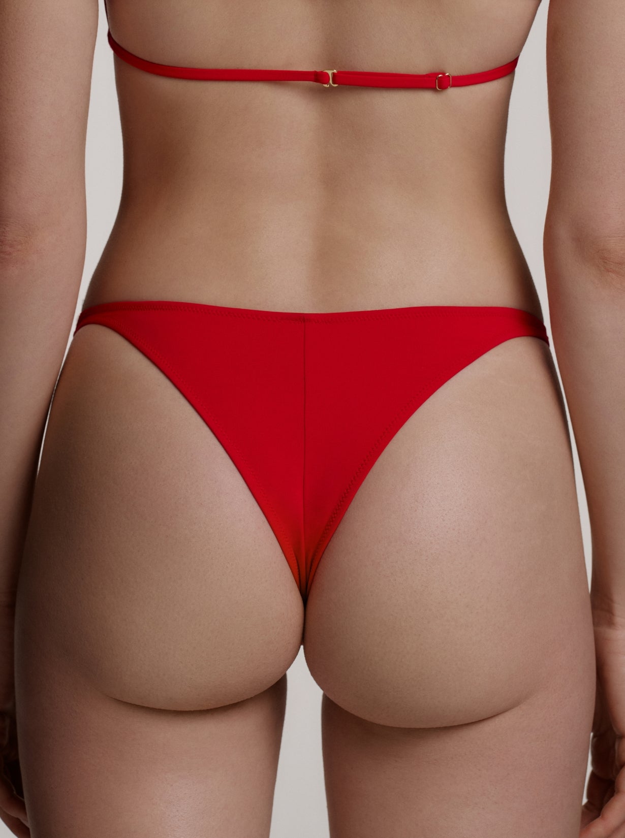 Rückansicht figurbetonte rote Gigi Bikini Bottoms 