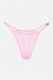 Freisteller des Gigi Mesh Tangas in pink in der Vorderansicht. Mit silbernem saint sass Logo an der Seite und silbernen Metall-Details hinten.
