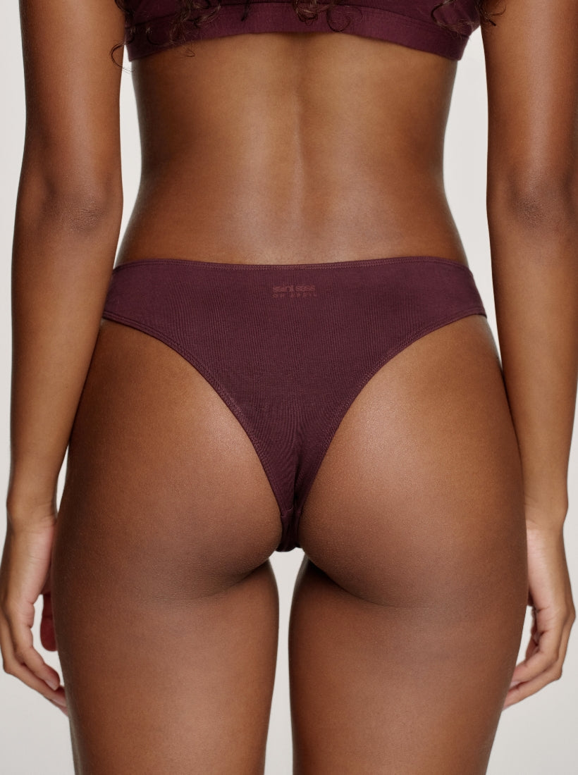 Aubergine brauner Brazilian aus Baumwolle von hinten mit saint sass x Oh April Logo. Enganliegend und figurbetont.