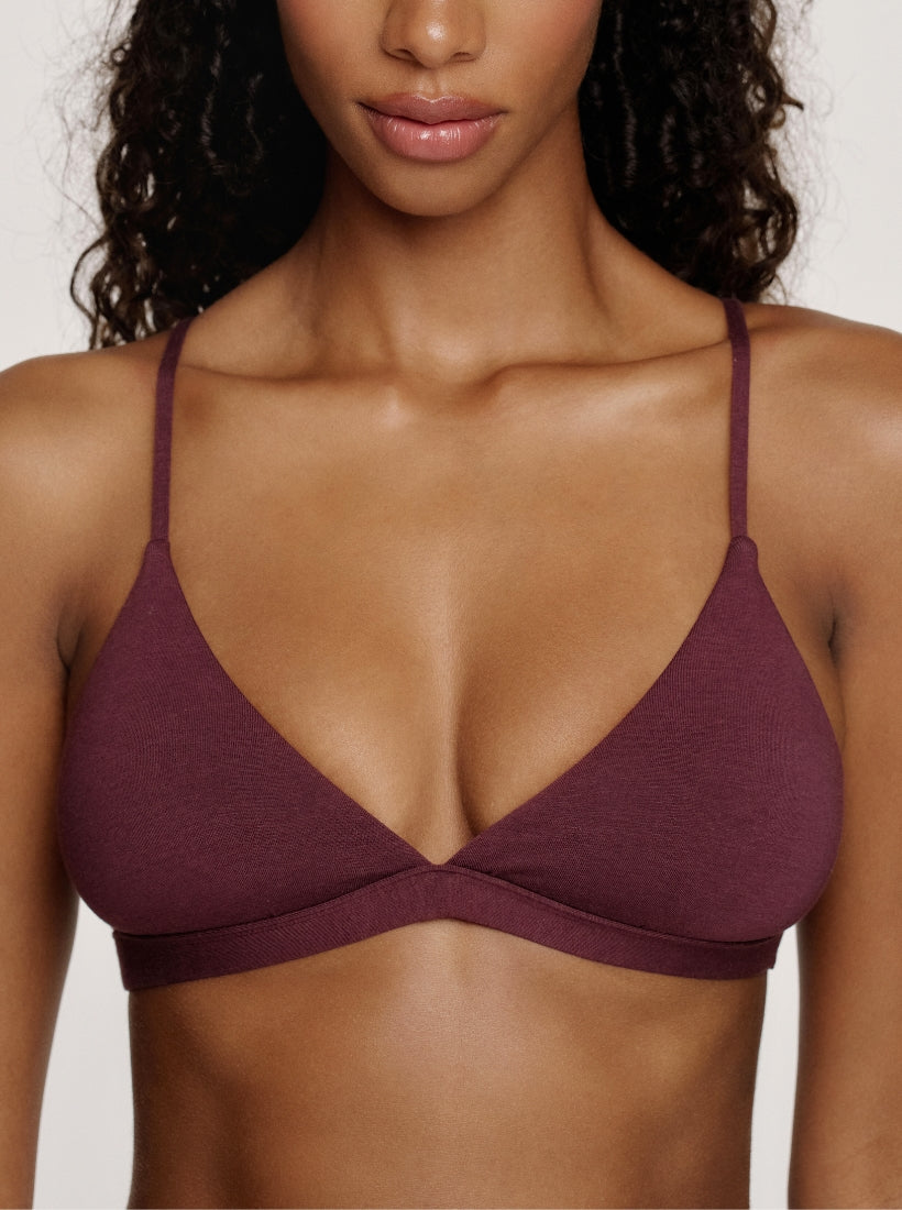 Model trägt aubergine braunes Triangle Bralette welches natürlich und figurbetont sitzt.