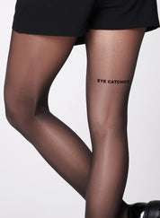 Die Statement Strumpfhose von saint sass mit dem Statement Eye Catcher. In 40 den und semi-transparenter Optik.