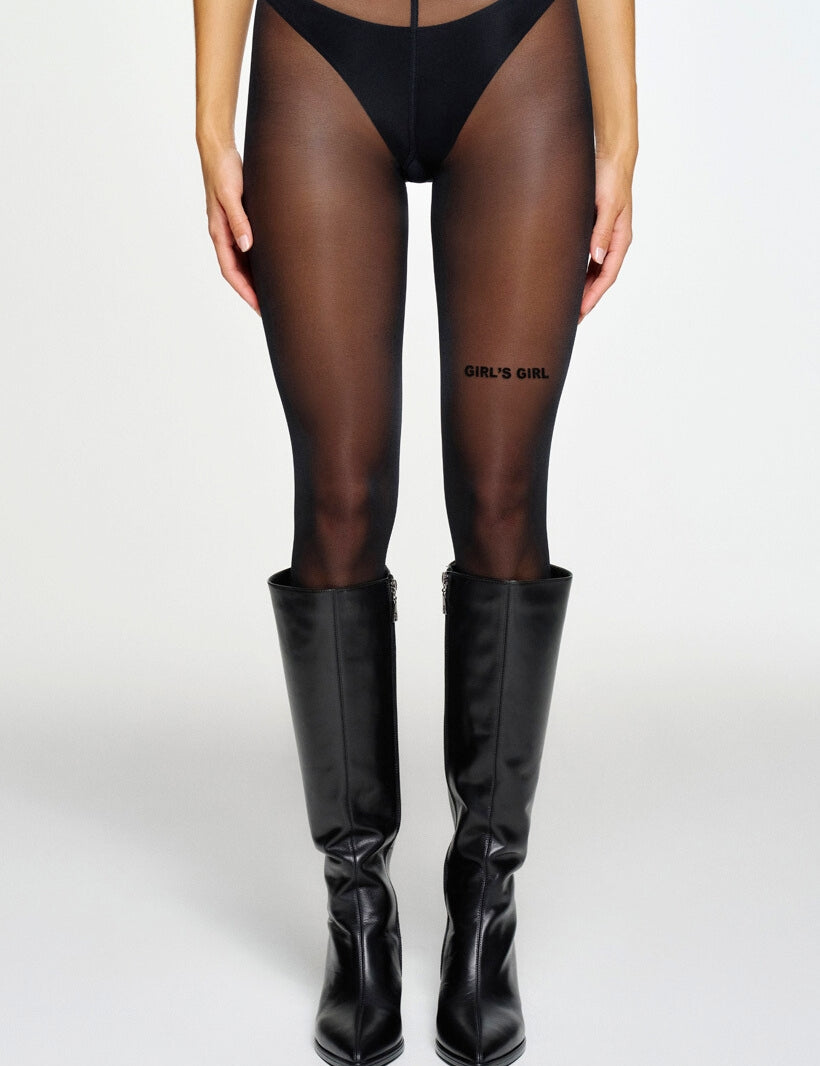 Statement Strumpfhose von saint sass mit dem Statement Girl´s Girl. In 40 den und semi-transparenter Optik, gestylt mit wadenhohen Boots