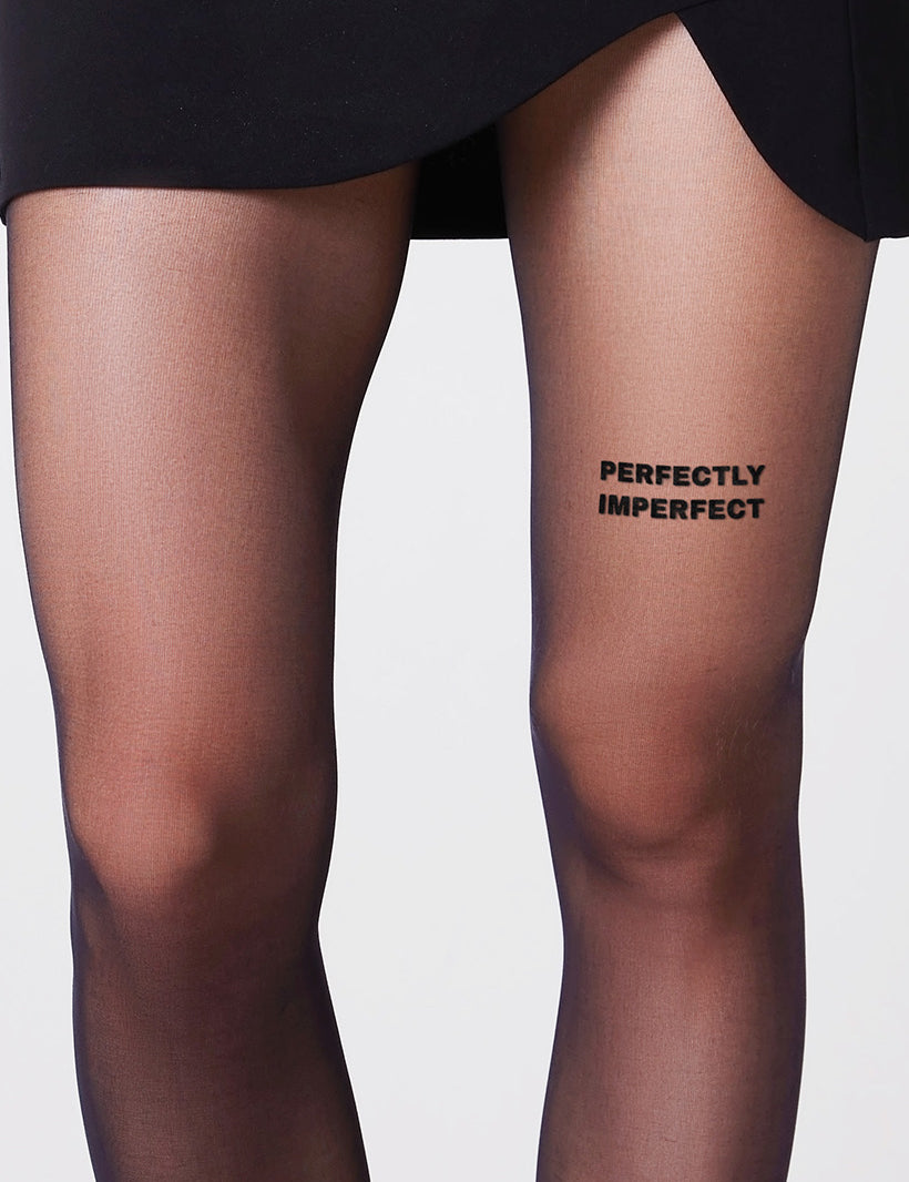 Strumpfhose mit dem Statement Perfectly Imperfect vorne auf dem rechten Oberschenkel der 40 den Strumpfhose von saint sass.
