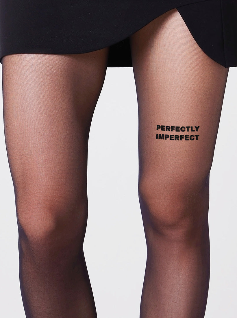 Strumpfhose mit dem Statement Perfectly Imperfect vorne auf dem rechten Oberschenkel der 40 den Strumpfhose von saint sass.