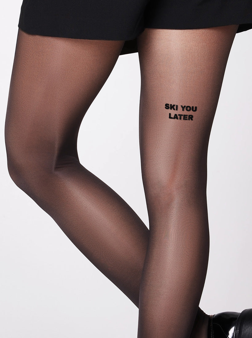 Die Statement Strumpfhose von saint sass mit dem Statement Ski you Later. In 40 den und semi-transparenter Optik.