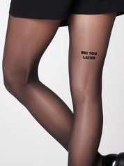 Die Statement Strumpfhose von saint sass mit dem Statement Ski you Later. In 40 den und semi-transparenter Optik.