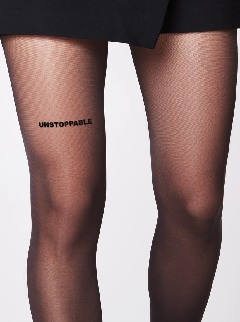 Die Statement Strumpfhose von saint sass mit dem Statement UNSTOPPABLE. In 40 den und semi-transparenter Optik.