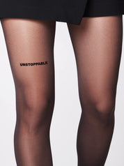 Die Statement Strumpfhose von saint sass mit dem Statement UNSTOPPABLE. In 40 den und semi-transparenter Optik.