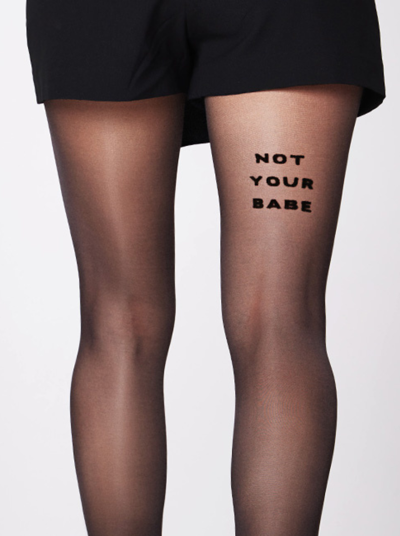 40 den Strumpfhose von saint sass mit dem Statement Not your Babe.