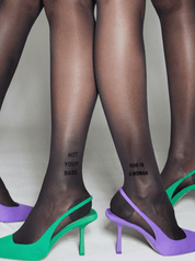 40 den Strumpfhosen mit den Statements Not your Babe und God is a woman platziert auf dem Fußknöchel der besonderen Strumpfhosen von saint sass.