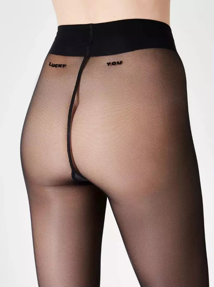 Schwarze 40 den Strumpfhose von saint sass mit dem Statement "Lucky you" hinten am Bund.